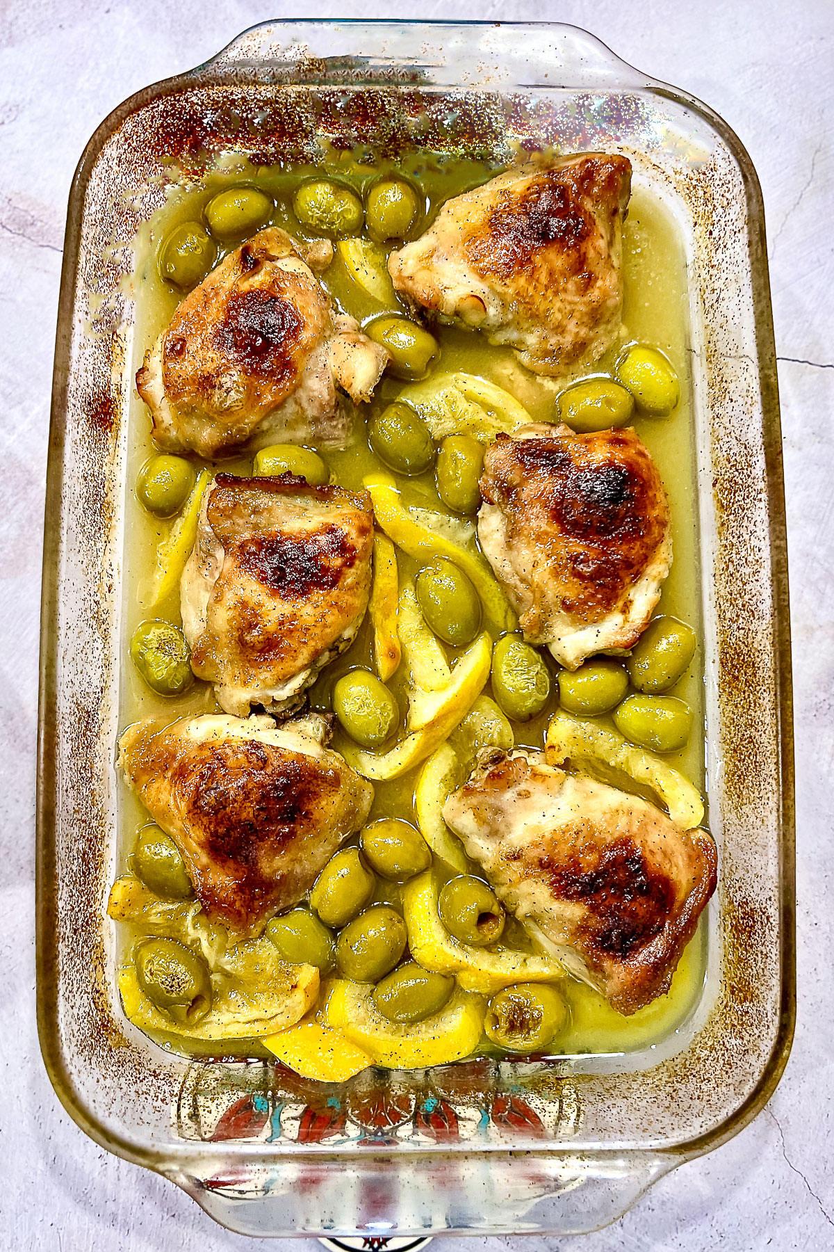 Chicken with olives and lemon on table0