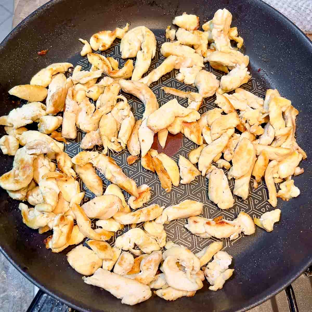 Cooked chicken in the pan.