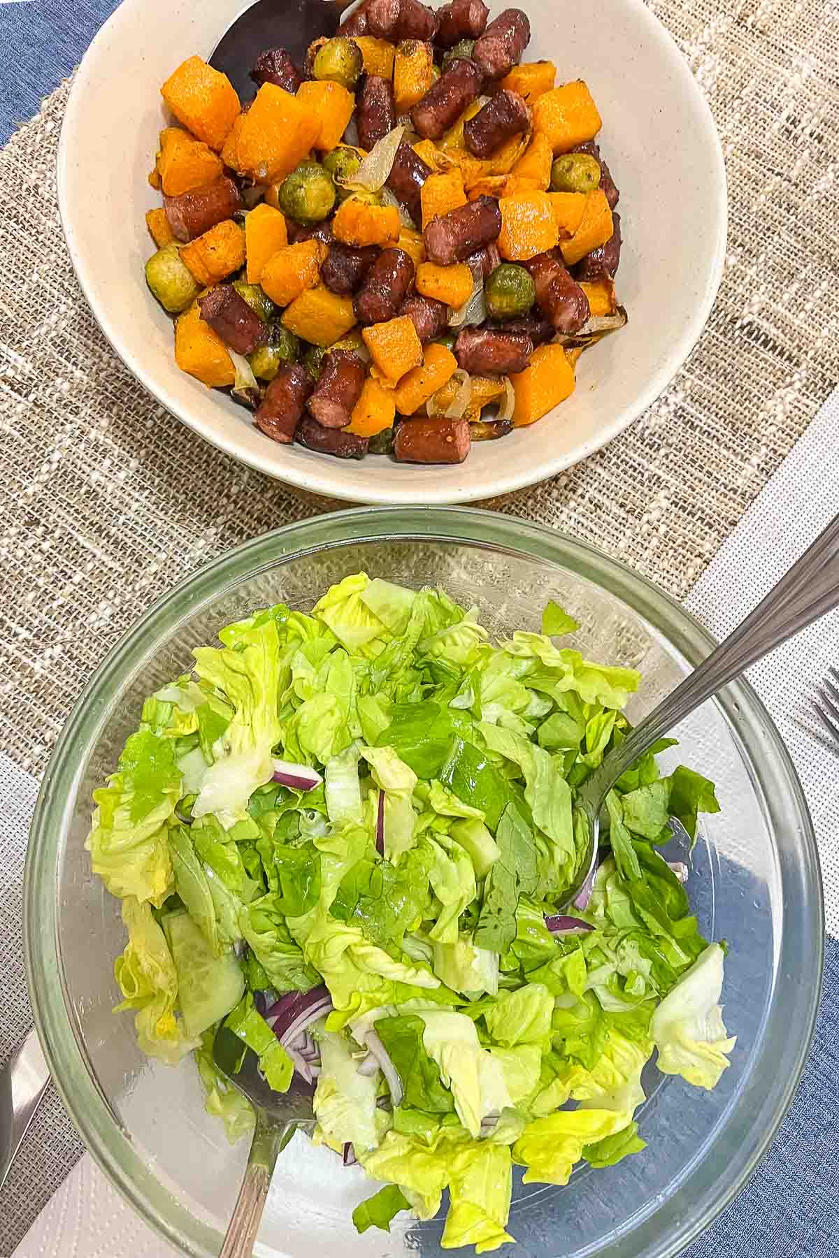 Sausages with vegetables served with a green salad